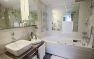 In-room Bathroom 7 Housez Suites and Apartments - Special Class