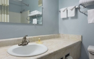 In-room Bathroom 3 Days Inn by Wyndham Middletown