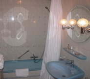In-room Bathroom 4 Domaine de Beaupré, The Originals Relais