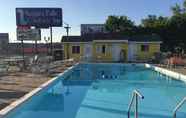 Swimming Pool 2 Niagara Falls Courtside Inn