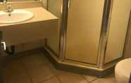 Toilet Kamar 7 Howard Johnson by Wyndham Salem