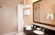 In-room Bathroom 3 Best Western Plus Vineyard Inn & Suites