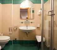 In-room Bathroom 2 Classic Hotel Tulipano