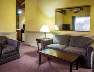 Lobi 2 Rodeway Inn & Suites Plymouth Hwy 64