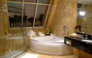 Phòng tắm bên trong 5 Al Raha Beach Hotel