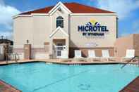 สระว่ายน้ำ Microtel Inn & Suites by Wyndham Aransas Pass/Corpus Christi