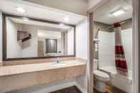 Phòng tắm bên trong Red Roof Inn Sumter