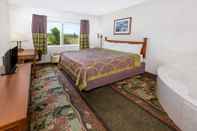 Bedroom Super 8 by Wyndham Central Pt Medford