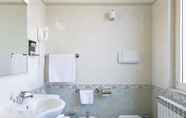 In-room Bathroom 5 B&B Hotel Pescara