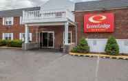 Bangunan 6 Econo Lodge Inn & Suites Airport