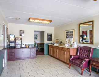 Lobby 2 Econo Lodge Inn & Suites Airport