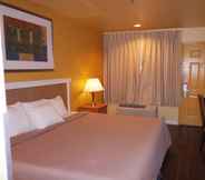 Bilik Tidur 5 Americas Inn and Suite