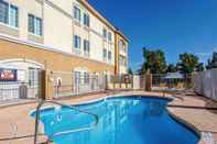 Swimming Pool La Quinta Inn & Suites by Wyndham Deming