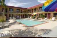 Swimming Pool Red Roof Inn Bakersfield