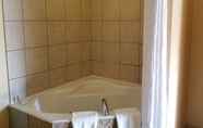 In-room Bathroom 2 Days Inn & Conference Centre by Wyndham Oromocto