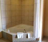 In-room Bathroom 2 Days Inn & Conference Centre by Wyndham Oromocto