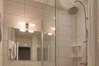 In-room Bathroom Timhotel Boulogne Rives de Seine