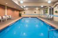 Swimming Pool Holiday Inn Express Hotel & Suites Gananoque, an IHG Hotel