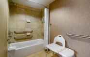 Toilet Kamar 5 Cumberland House Knoxville, Tapestry Collection by Hilton