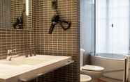 In-room Bathroom 6 AC Hotel Burgos by Marriott