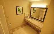 Toilet Kamar 7 Fairfield Inn & Suites by Marriott Mt. Vernon Rend Lake