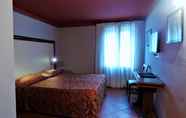 Bedroom 3 Hotel Leon Bianco