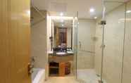 ห้องน้ำภายในห้อง 2 Aurum International Hotel