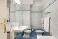 Toilet Kamar Sant Alphio Garden Hotel & Spa