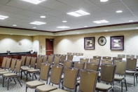 Functional Hall Quality Inn & Suites Airport North