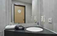 In-room Bathroom 6 B&B Hotel Hannover-Lahe