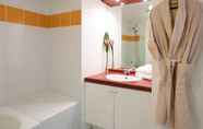 In-room Bathroom 7 Aparthotel Adagio Access Paris Vanves Porte de Chatillon