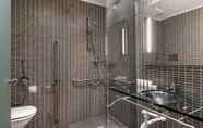 In-room Bathroom 5 AC Hotel Bologna by Marriott