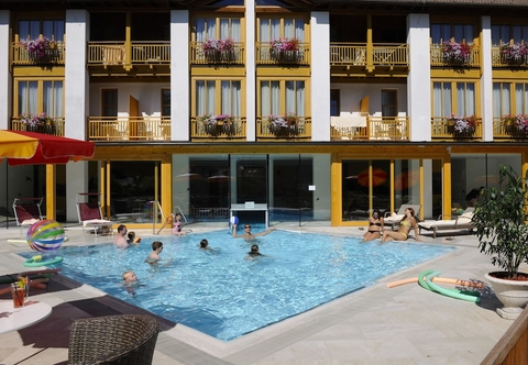 Swimming Pool HOTEL Urbani