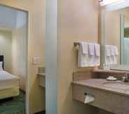 In-room Bathroom 5 SpringHill Suites by Marriott St. Petersburg Clearwater