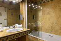 In-room Bathroom Hotel Kyriad Saumur