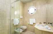 In-room Bathroom 4 Astoria Suite Hotel