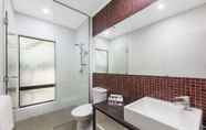 Toilet Kamar 6 Oaks Cable Beach Resort