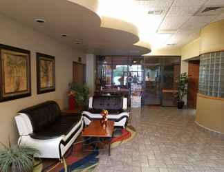 Lobi 2 Apple Tree Inn and Suites