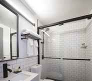 Toilet Kamar 7 Citadines Connect Fifth Avenue New York