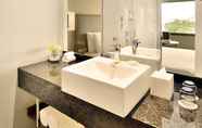 In-room Bathroom 2 Courtyard by Marriott Chennai