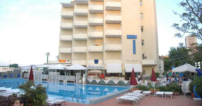 Swimming Pool Hotel Perticari