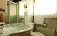 In-room Bathroom 5 Hotel Hemizeus & Iremia Spa