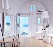 Phòng ngủ 6 Katikies Kirini Santorini - The Leading Hotels Of The World