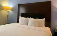 Phòng ngủ 4 Days Inn and Suites by Wyndham Hammond, IN