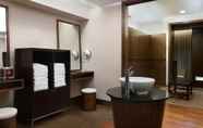 In-room Bathroom 2 Lakeshore Hotel Metropolis I