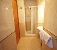 In-room Bathroom 6 Hotel Zara
