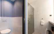 In-room Bathroom 3 Van der Valk Hotel Venlo