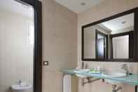 In-room Bathroom NH Parla