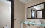 In-room Bathroom 3 NH Parla