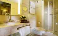 In-room Bathroom 6 Le Relais Montmartre